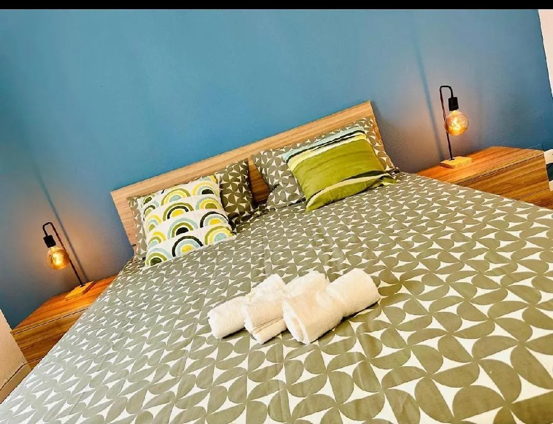 Sicilian Vibes Rooms With Suite Aeroporto di Catania Fontana Rossa Affittacamere